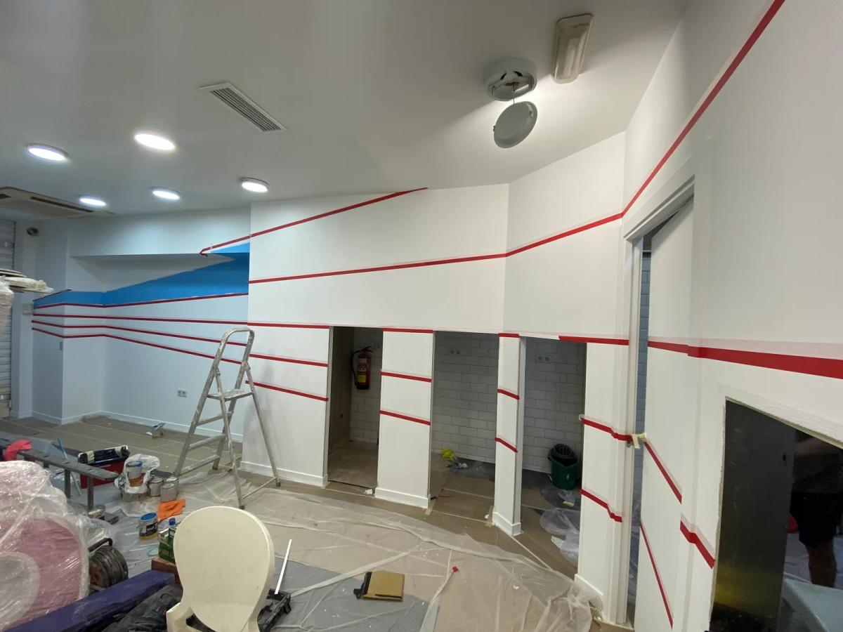 Pintura decorativa a rayas en un local comercial de Valencia durante la reforma