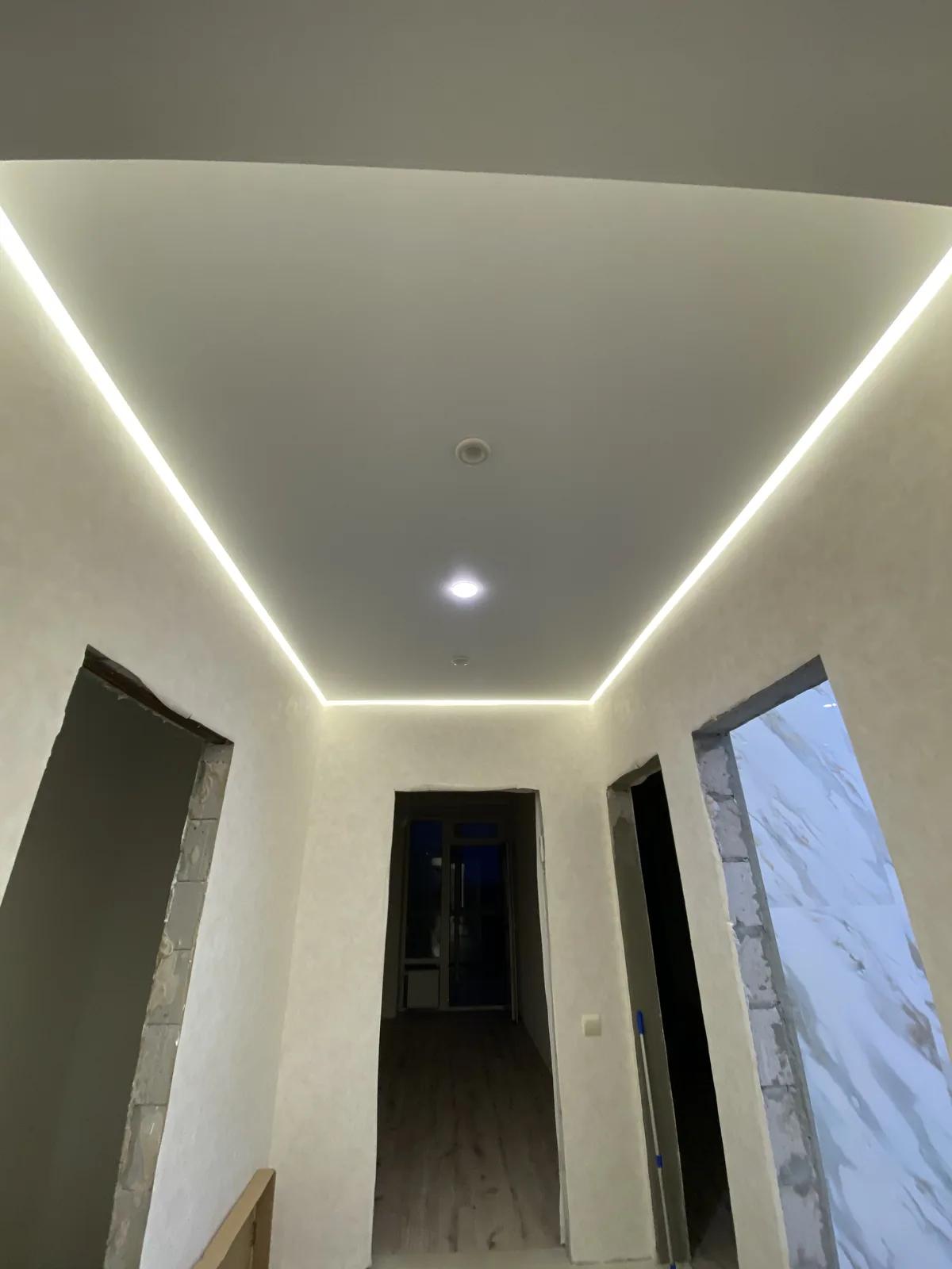 Falso techo de pladur con foseado y tira LED perimetral en un piso de Valencia