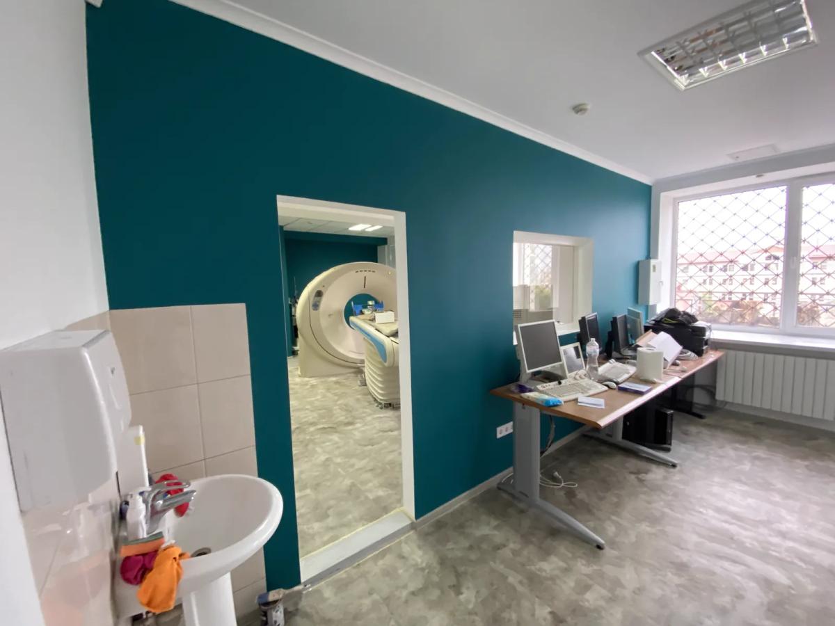 Sala de diagnóstico de una clínica reformada en Valencia: pintura, techo y aseo