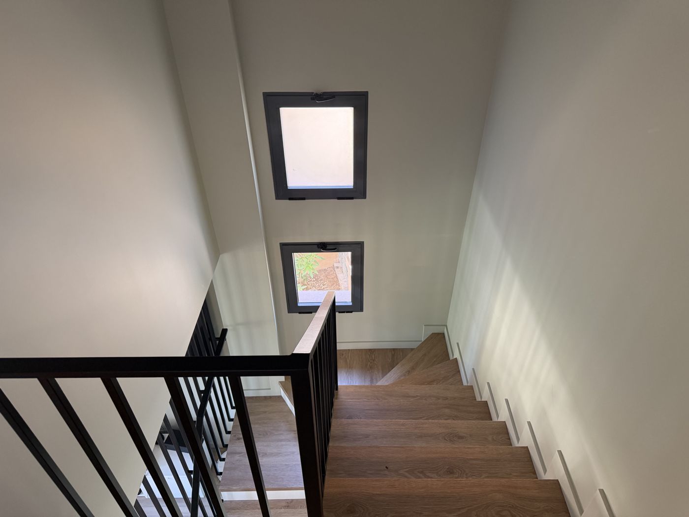 Detalle de la escalera con barandilla de barrotes verticales