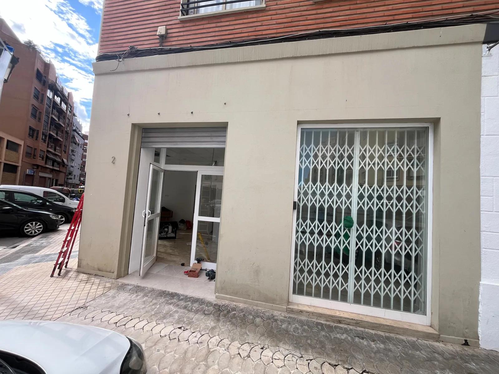 Fachada del local en Valencia antes de la reforma