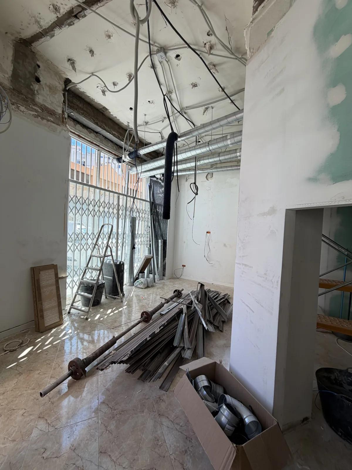 Obra en curso: tabiques de pladur y conductos de ventilación del local