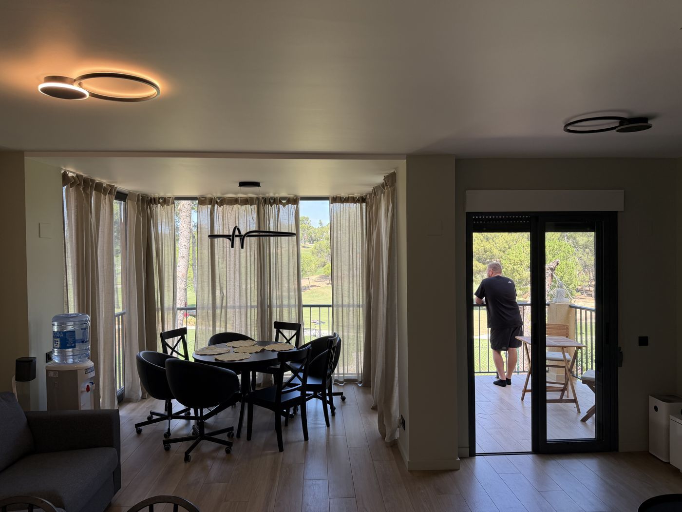 Salón reformado con vistas al jardín