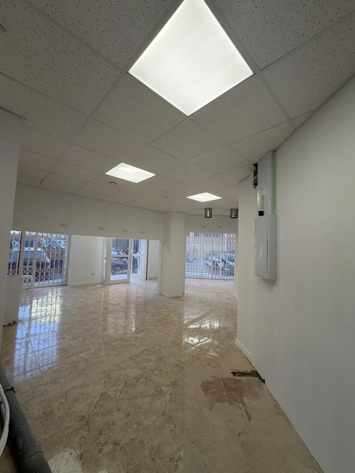 Sala de la lavandería tras la reforma, con techo técnico y paneles LED