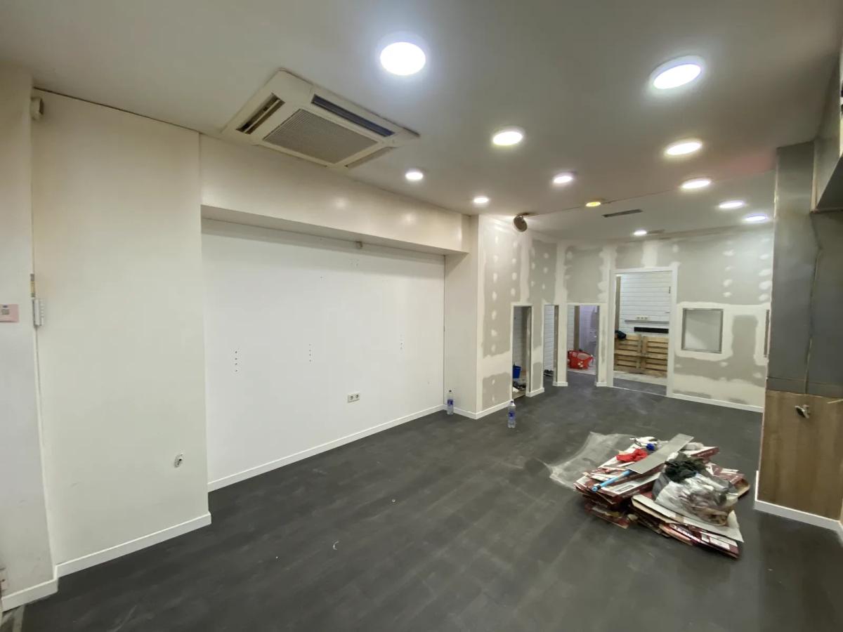 Interior de local comercial reformado llave en mano: suelo, iluminación y climatización, Valencia