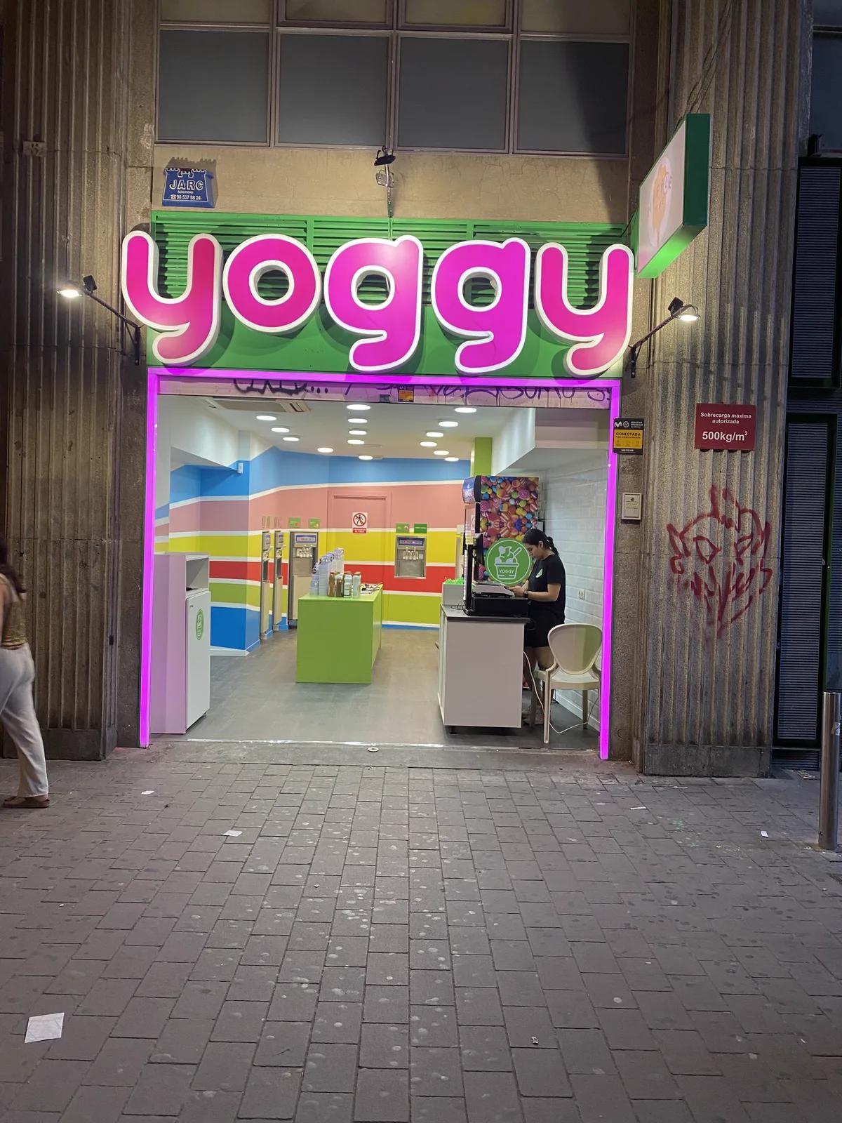 Yogurtería reformada en Valencia con fachada, rótulo e interior terminados