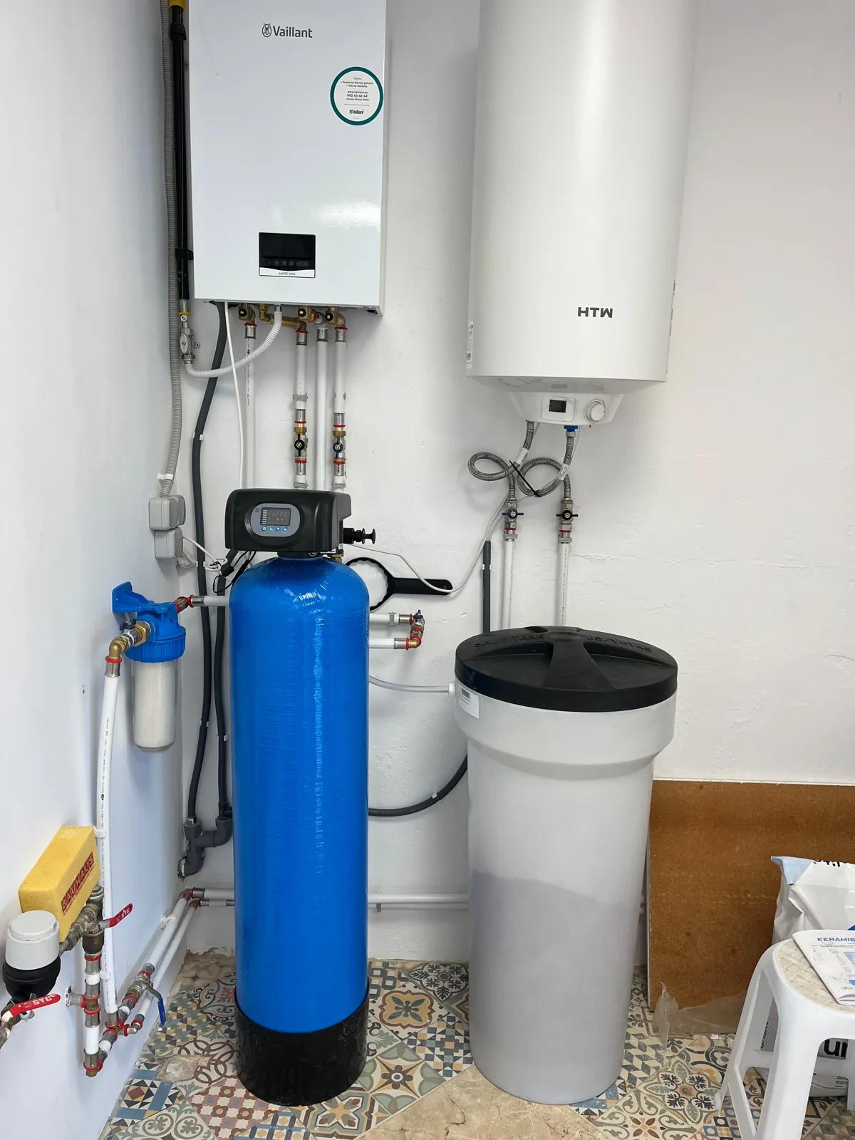 Cuarto técnico con caldera, acumulador y descalcificador de agua