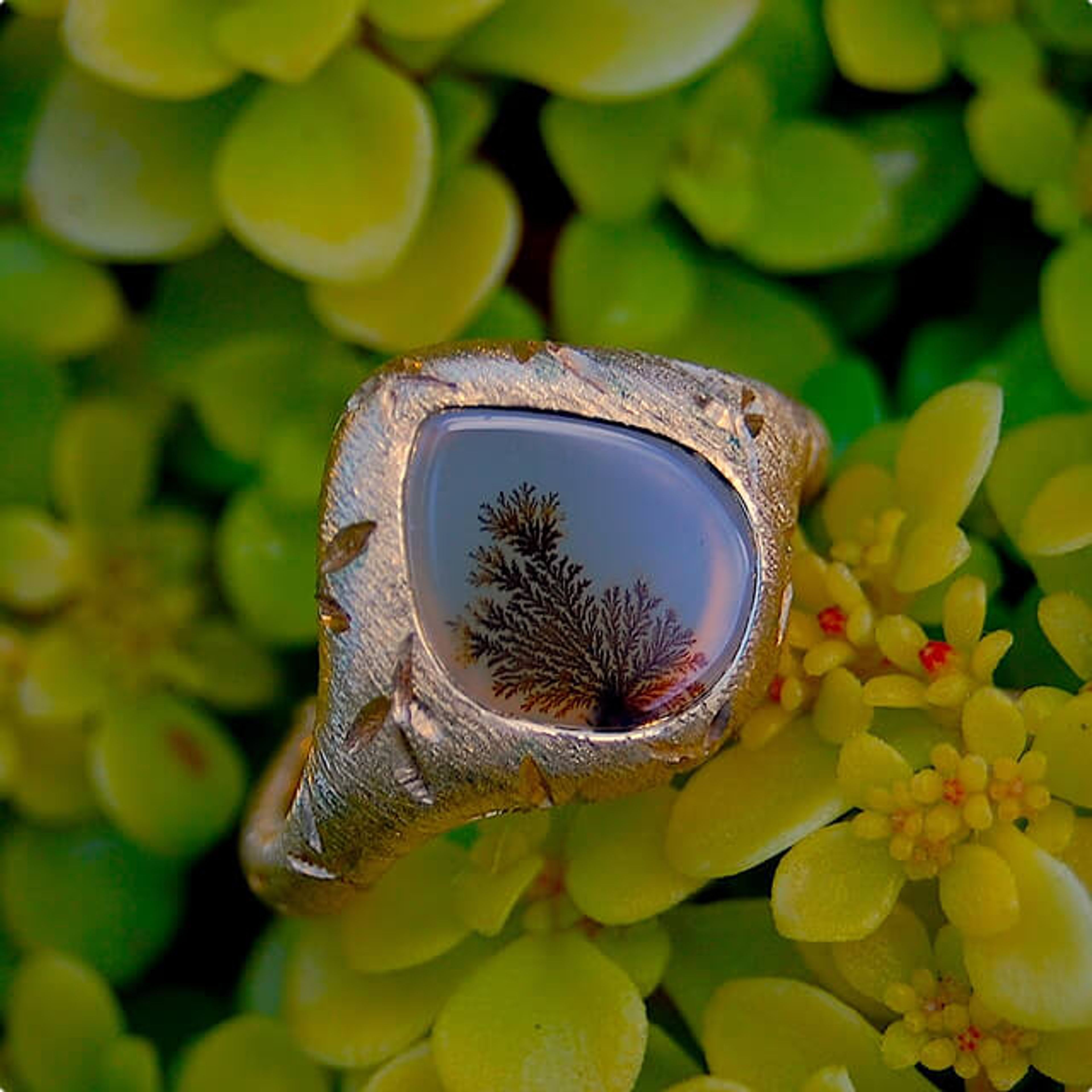 Engraved gold ring with delicate agate