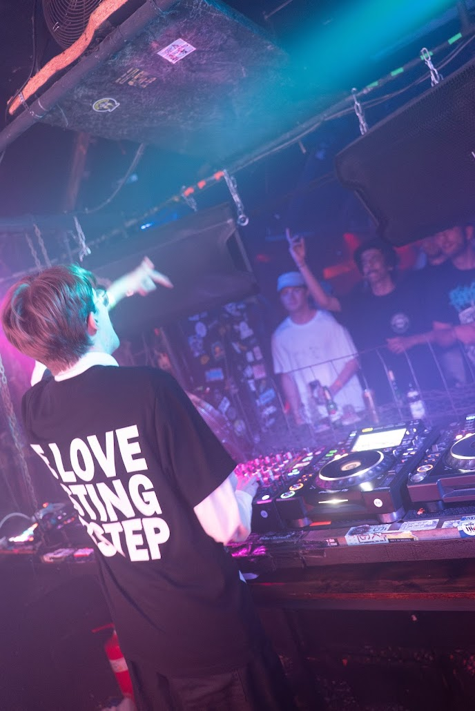 roi* hyping the crowd