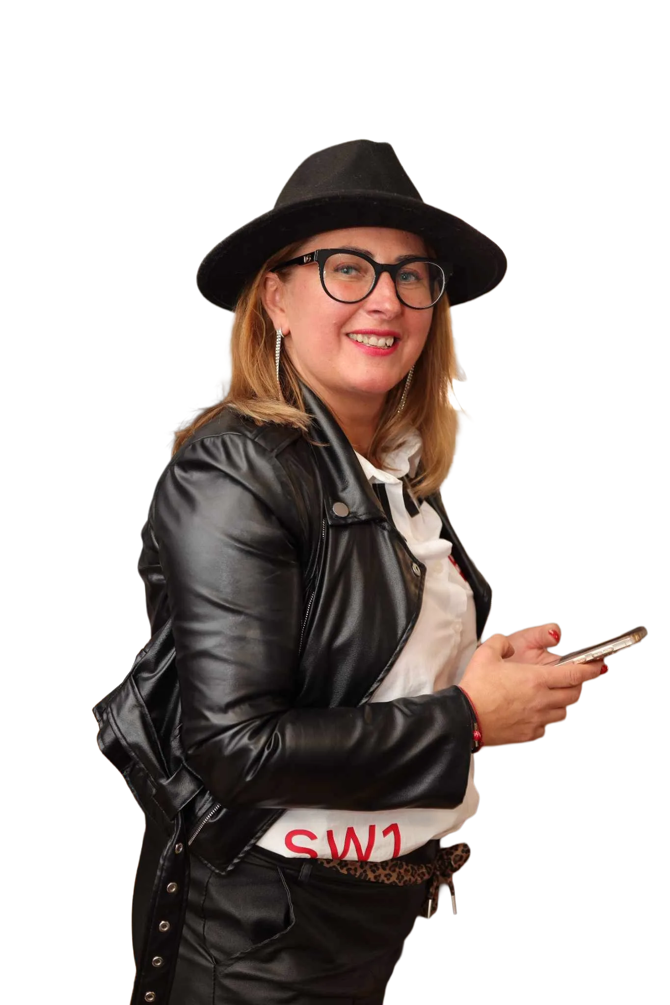 Milena Zepp-Suwara w czarnym kapeluszu i skórzanej ramoneskce, z telefonem w dłoni