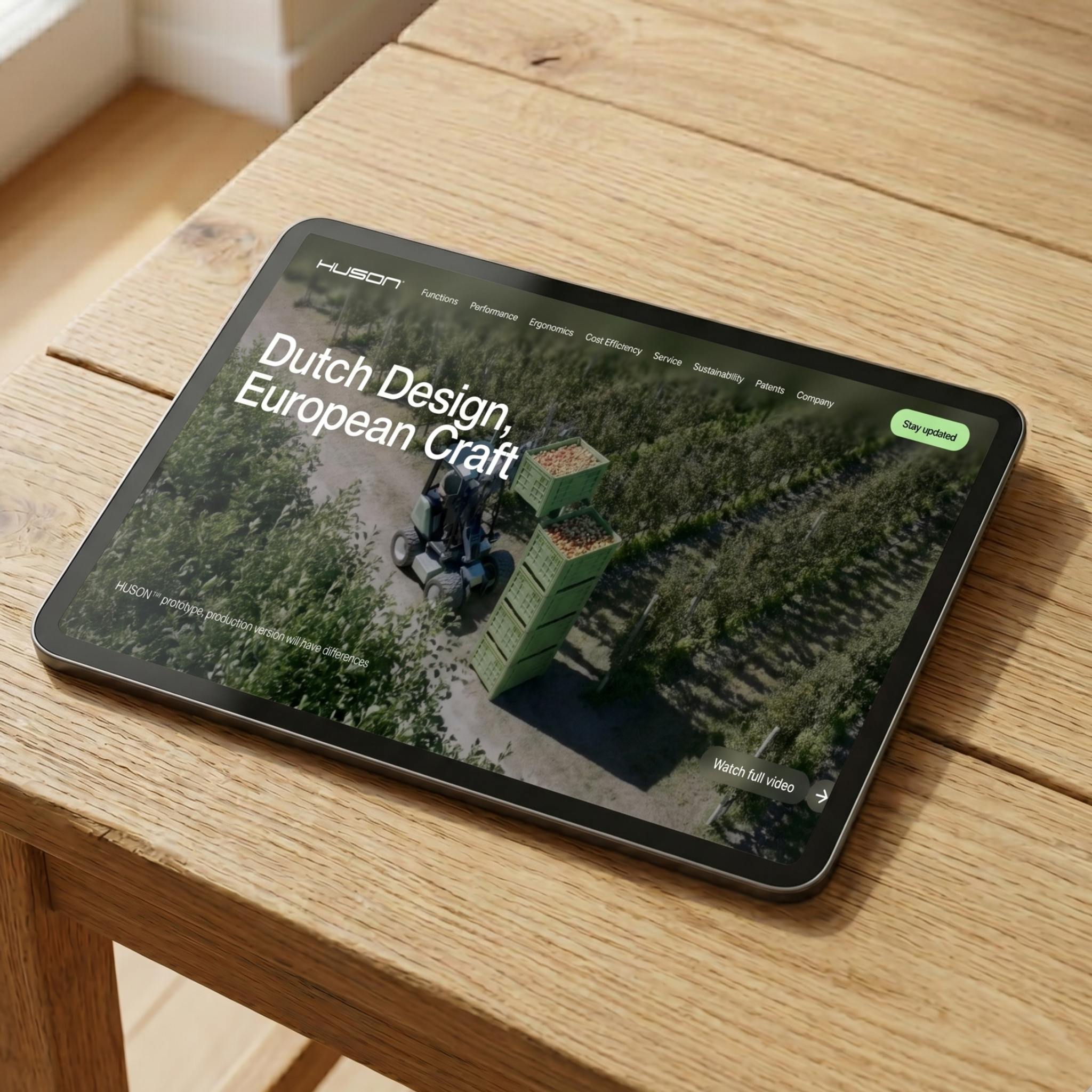 Website van Huson op een tablet op een houten tafel