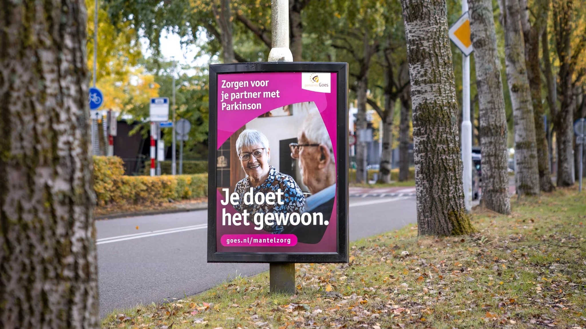 Campagnebord Je doet het gewoon over zorgen voor je partner met Parkinson, in een laan in Goes