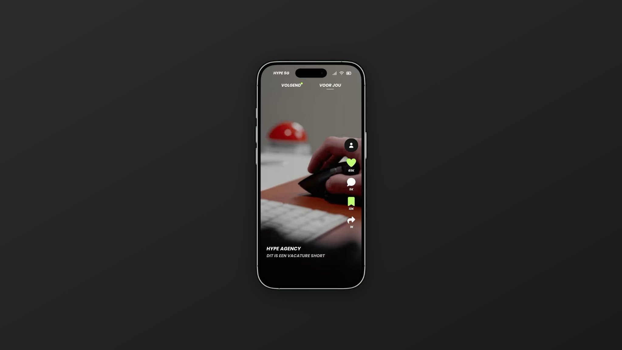 Smartphone met een verticale vacaturevideo van HYPE Agency in een short-feed