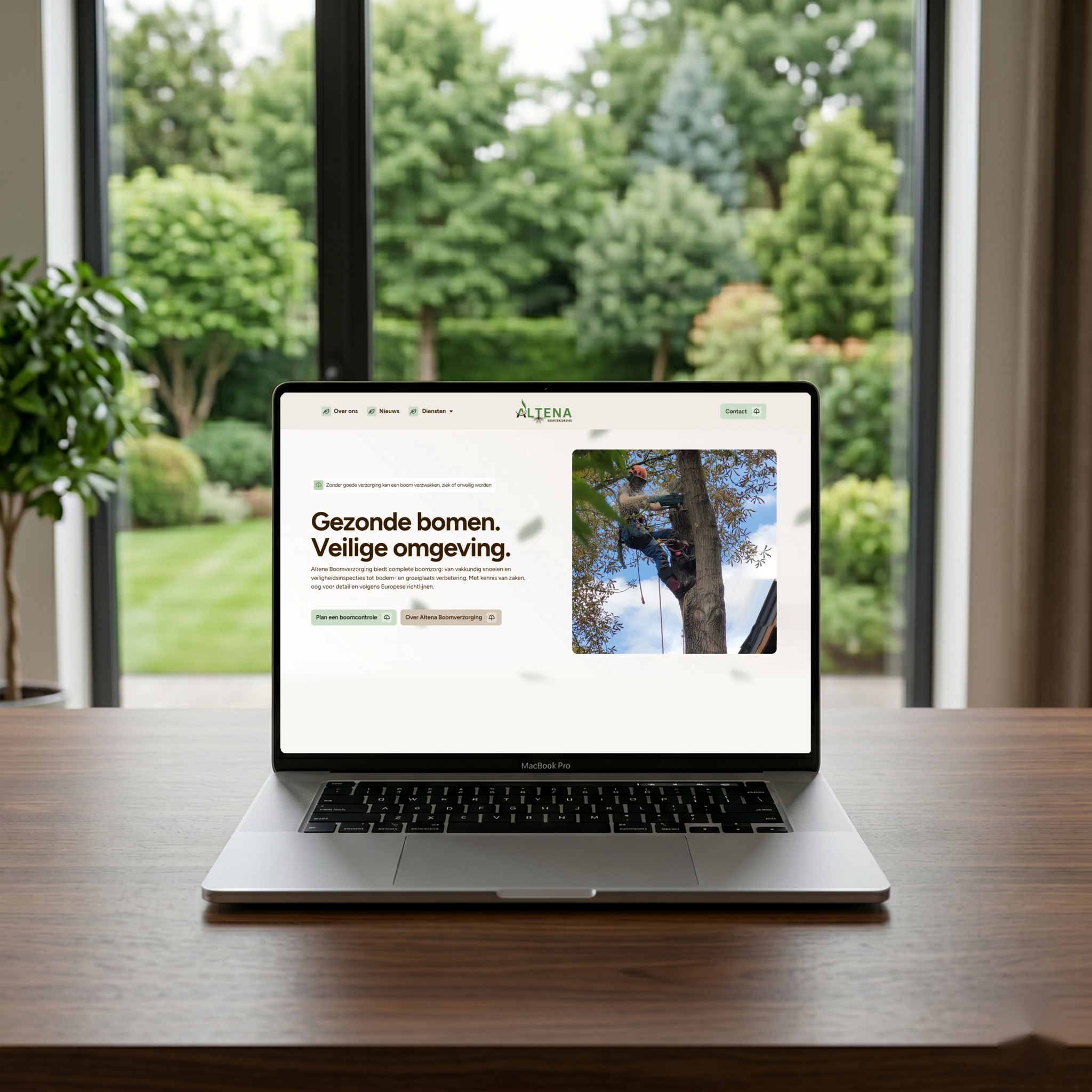 Homepage van de website van Altena Boomverzorging op een laptop