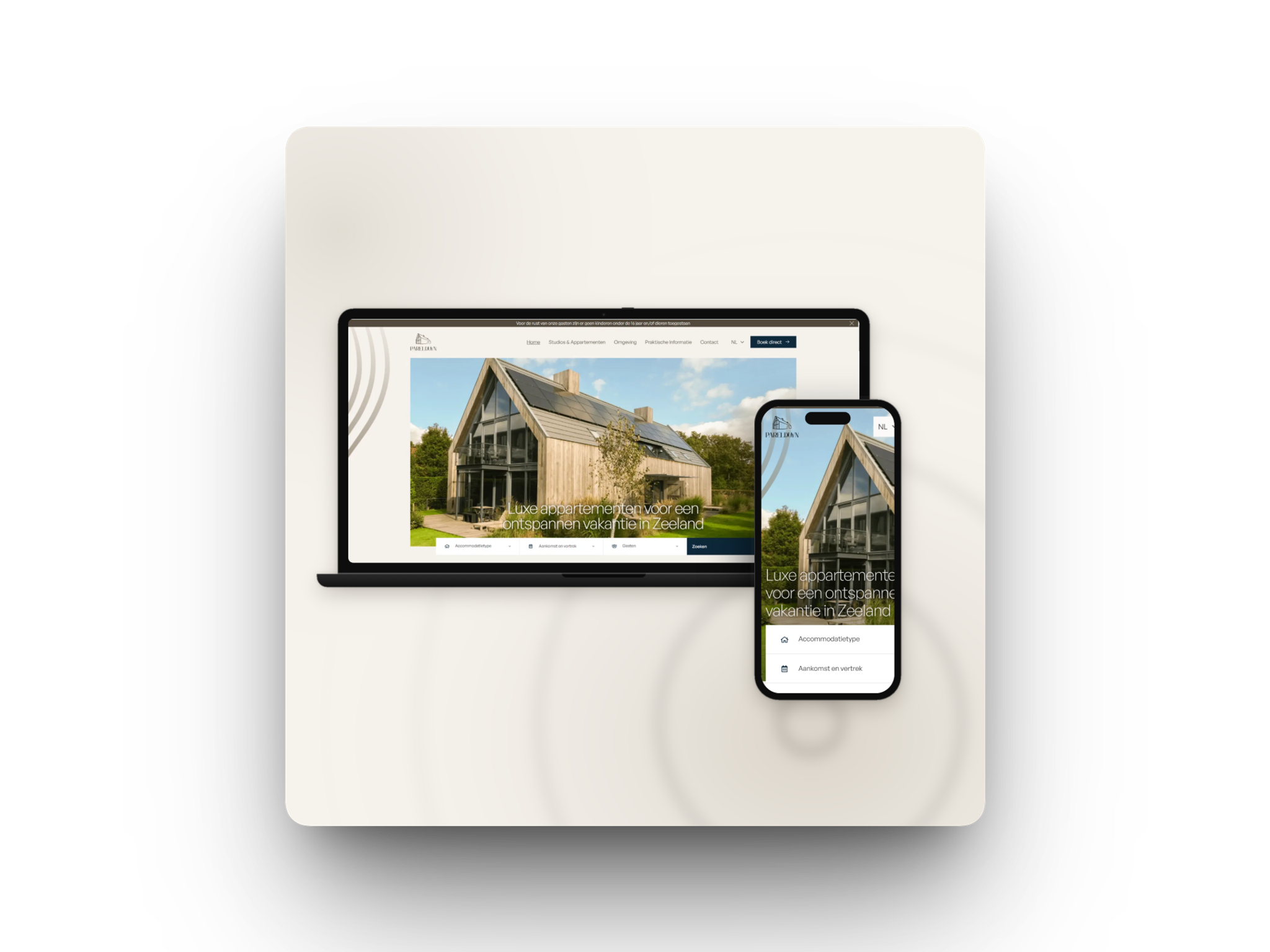 Website van Parelduyn op laptop en telefoon, met een houten vakantieappartement, de kop “Luxe appartementen voor een ontspannen vakantie in Zeeland” en een zoekbalk voor accommodatietype, aankomst en vertrek en gasten.