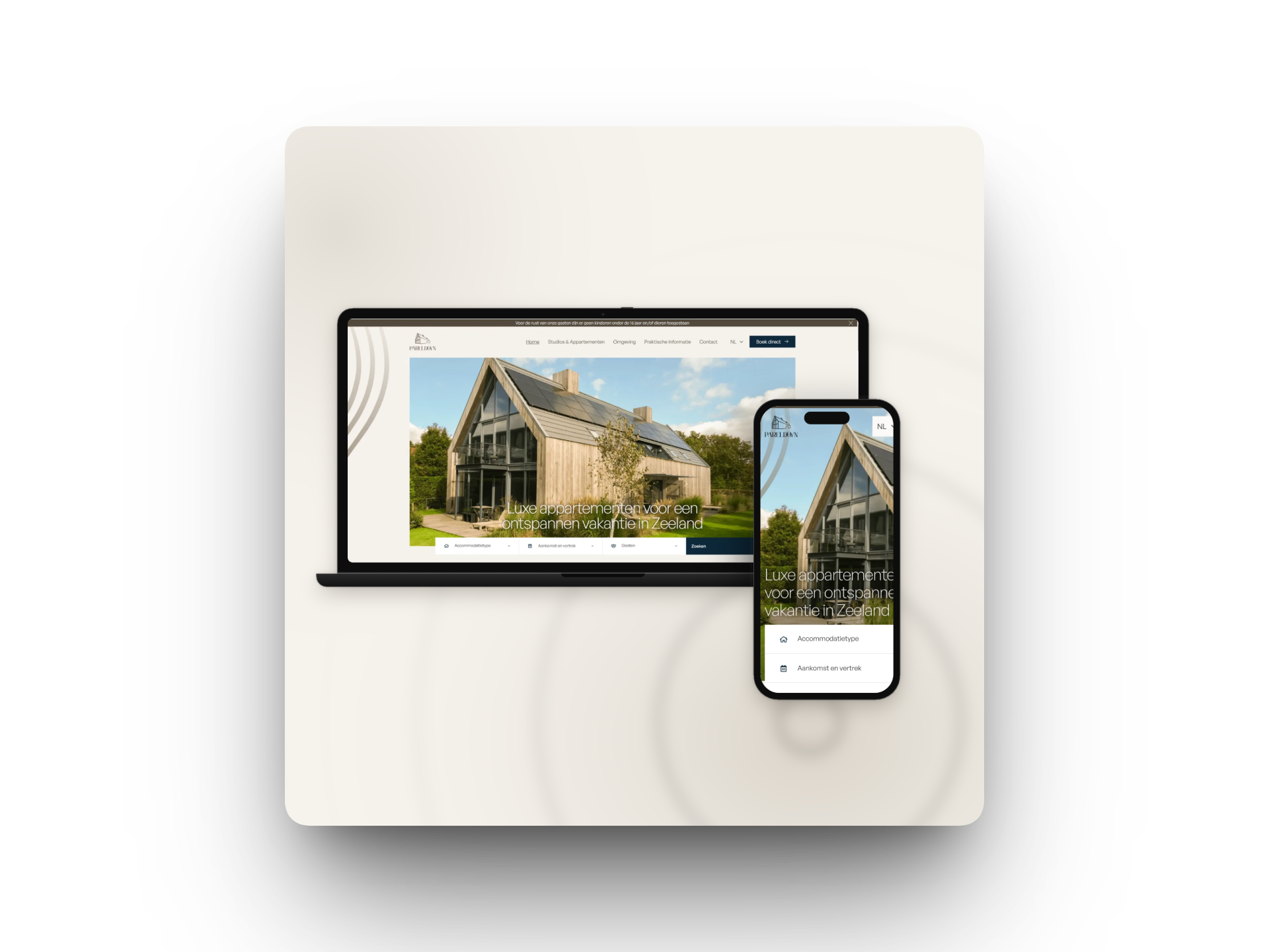Website van Parelduyn op laptop en telefoon, met een houten vakantieappartement, de kop “Luxe appartementen voor een ontspannen vakantie in Zeeland” en een zoekbalk voor accommodatietype, aankomst en vertrek en gasten.