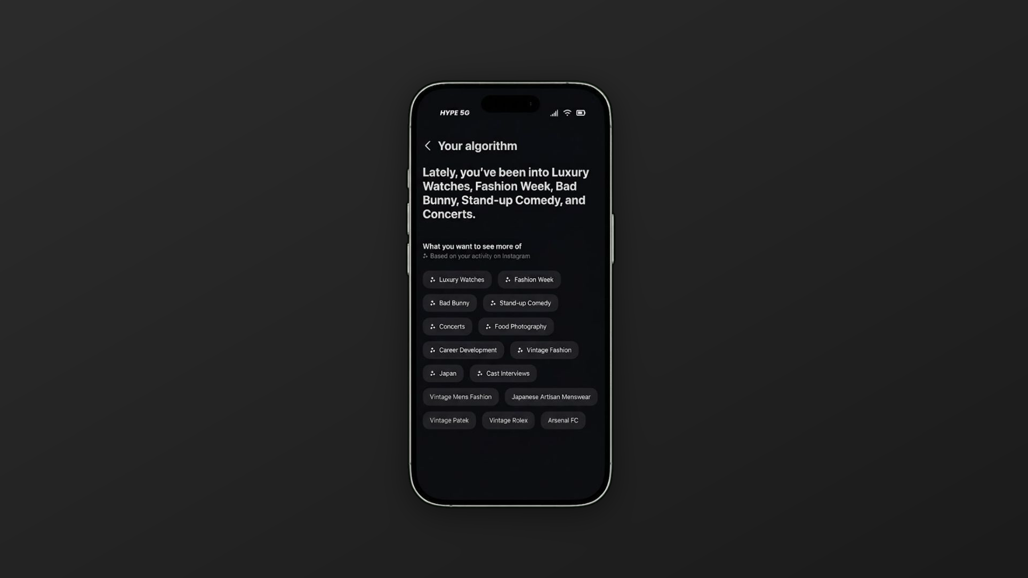Telefoonscherm met de Instagram-functie Your Algorithm en een lijst met interesses