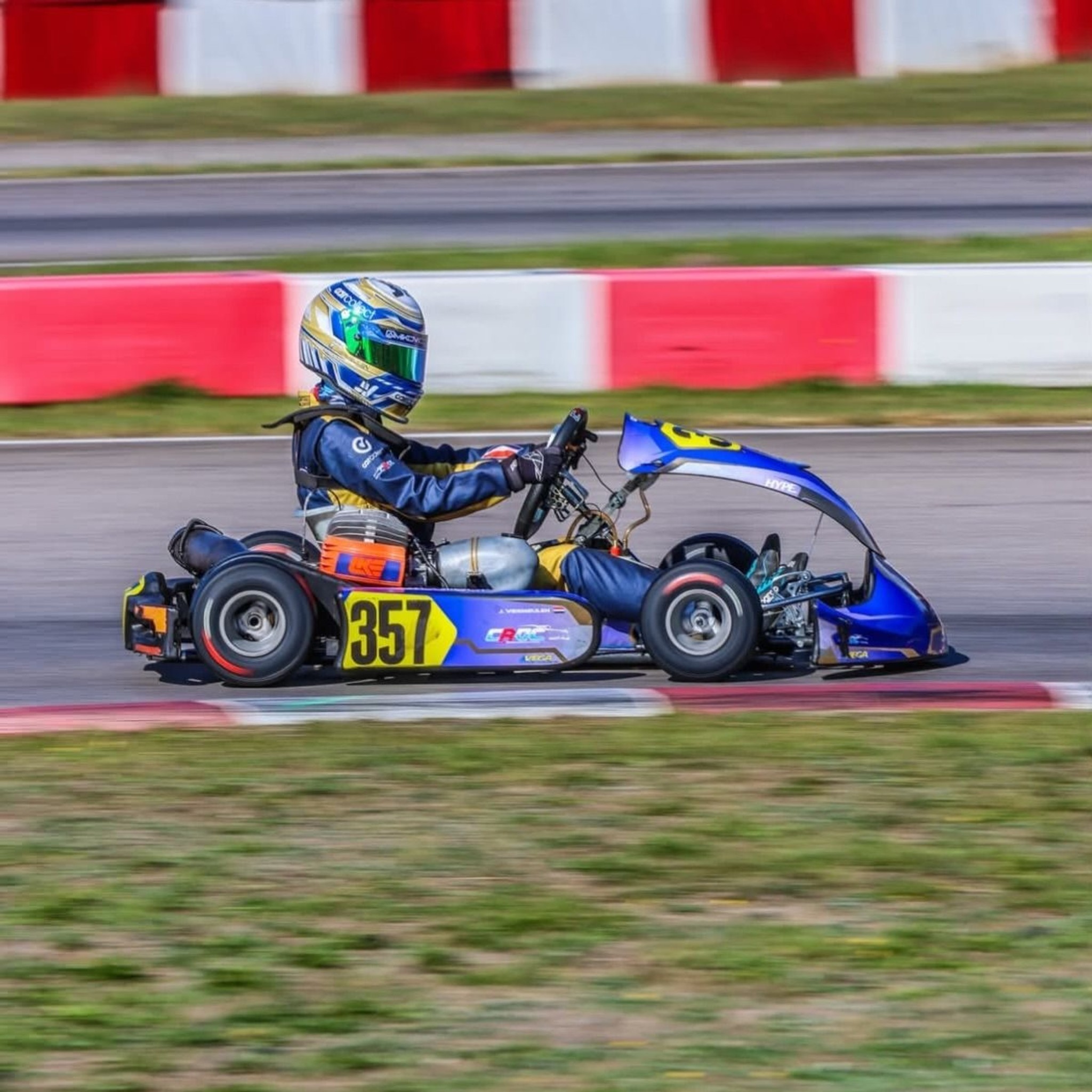 Jay Vermeulen in zijn kart met nummer 357 op het circuit
