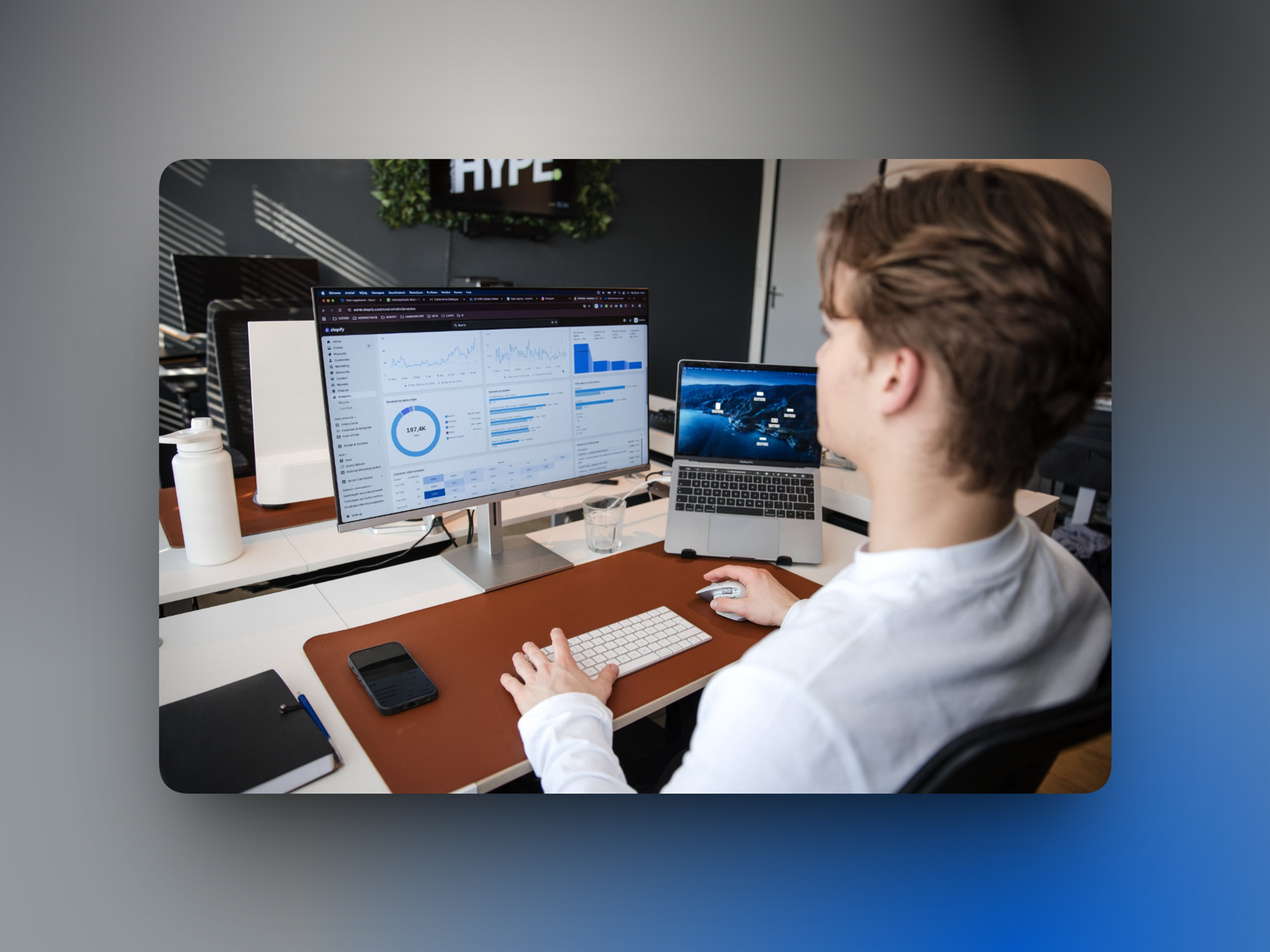 Milan de webdeveloper van HYPE Agency bezig in het Shopify dashboard