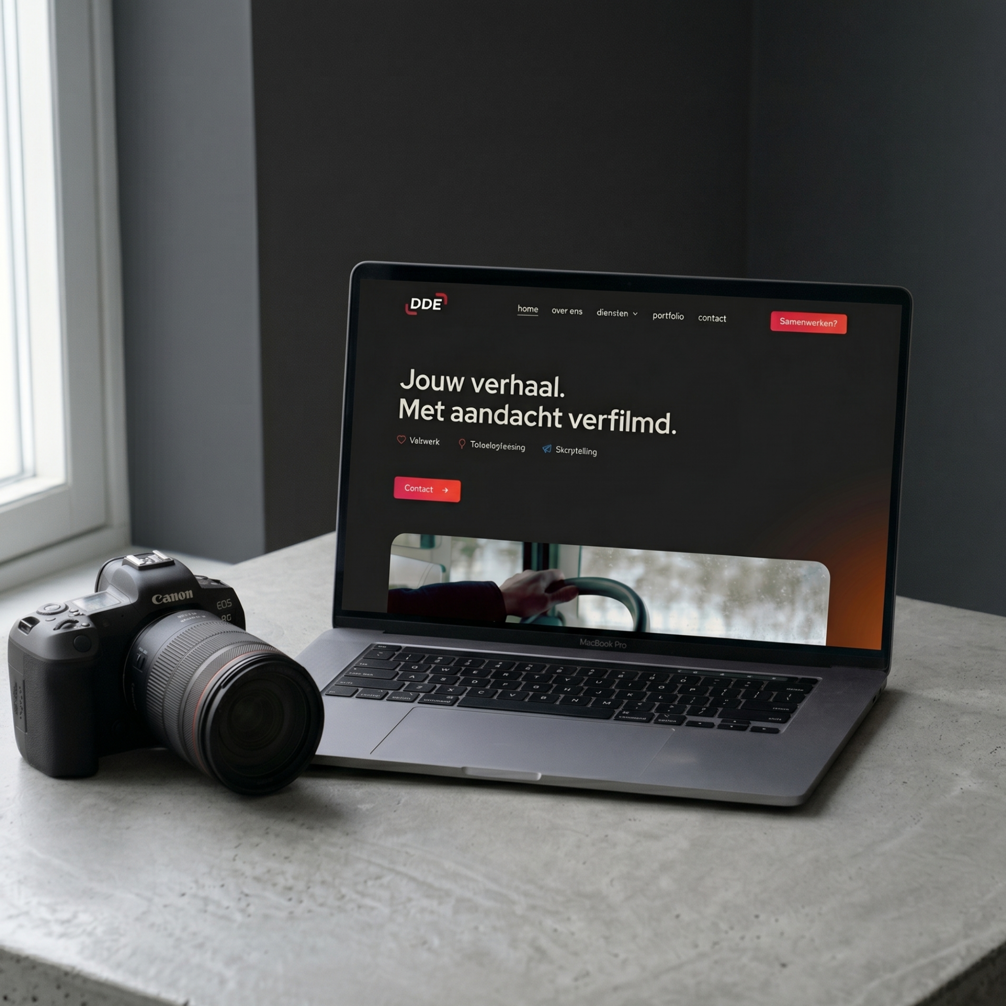 Website van DDE op een laptop naast een camera
