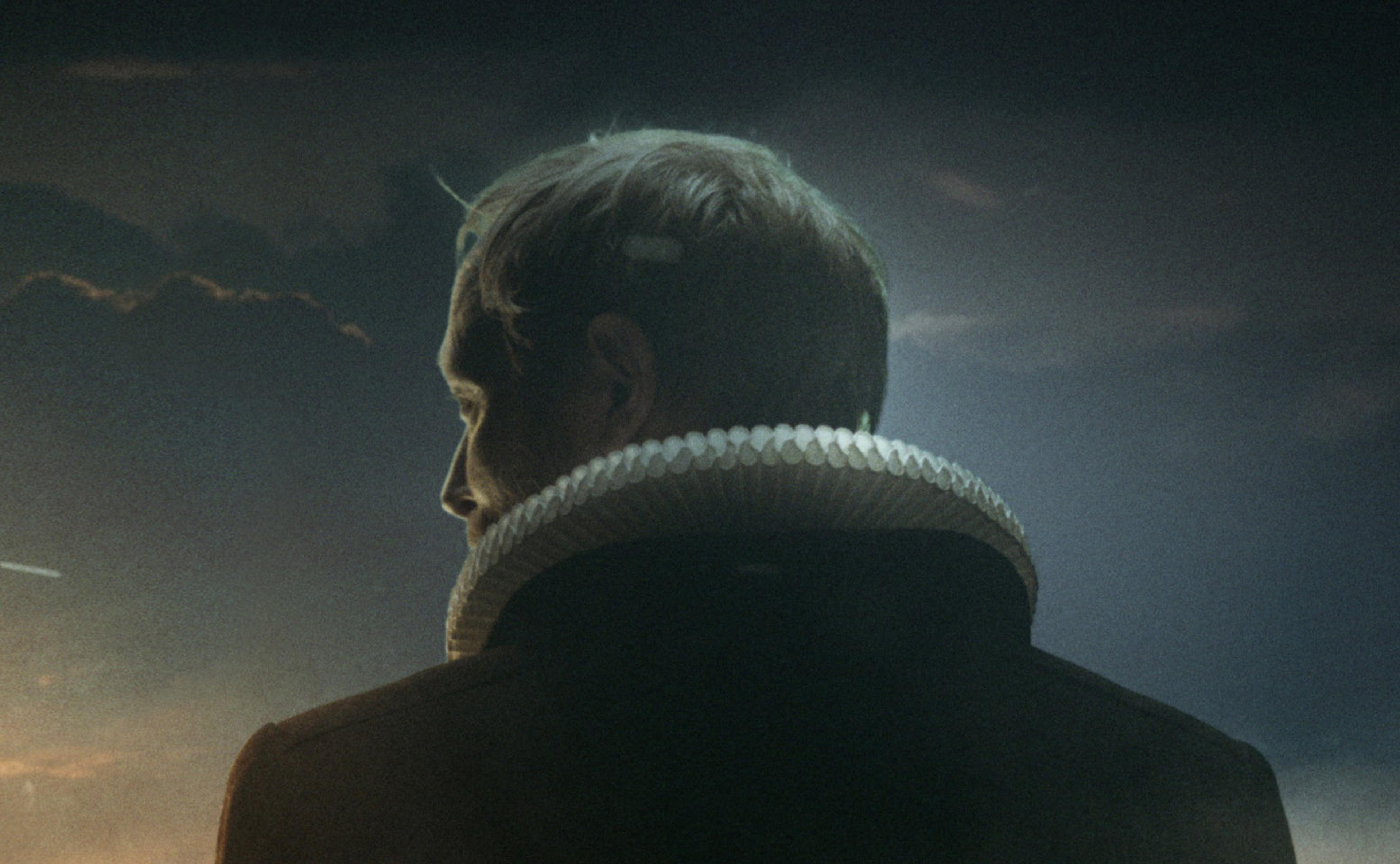 herrens veje thumbnail lars mikkelsen from behind as a priest