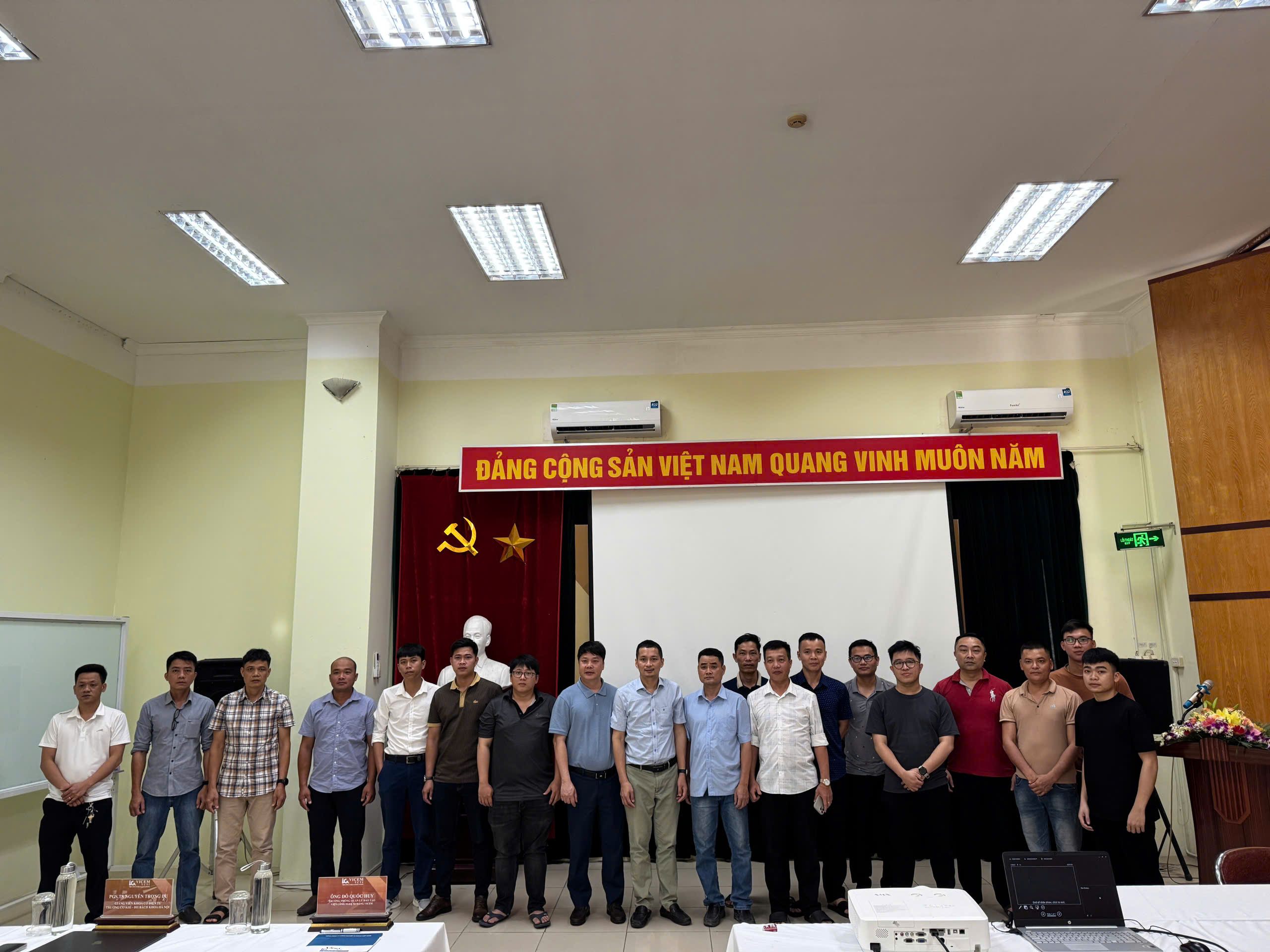 Associate Professor, Dr. Nguyen Trong Du teaches at Vicem Cement Technology Institute on the topic of applying AI to vibration monitoring for industrial equipment