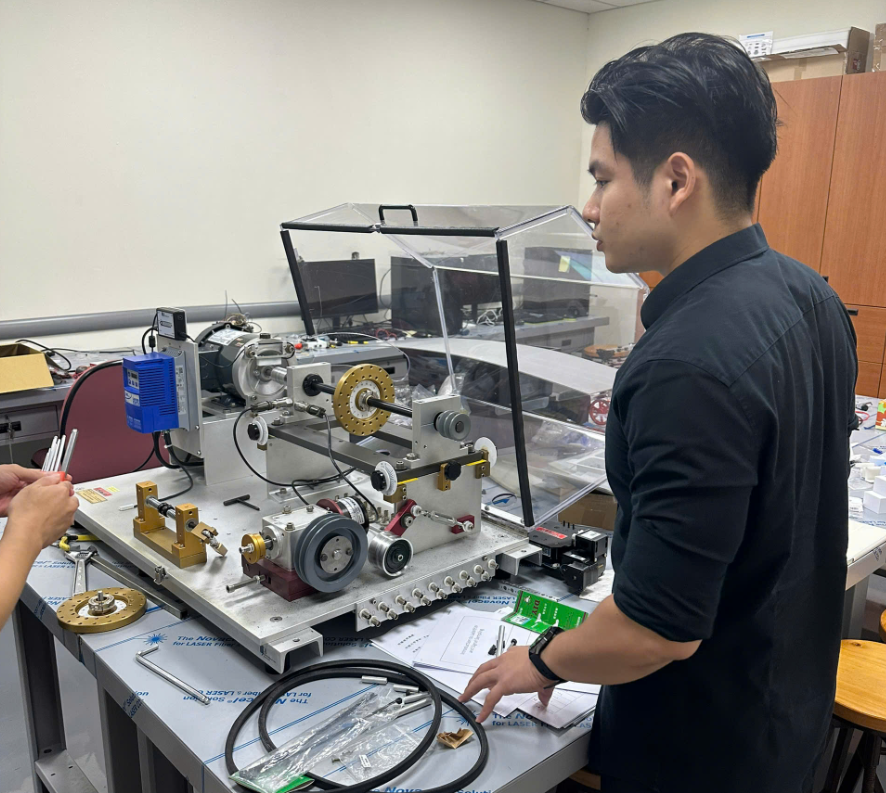 Associate Professor Du visited research team members living and studying in Taiwan