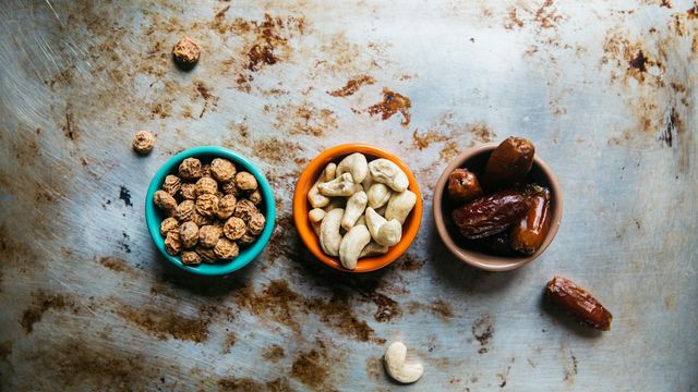 The Best Indian Snacks for Weight Loss, According to a Clinical Nutritionist