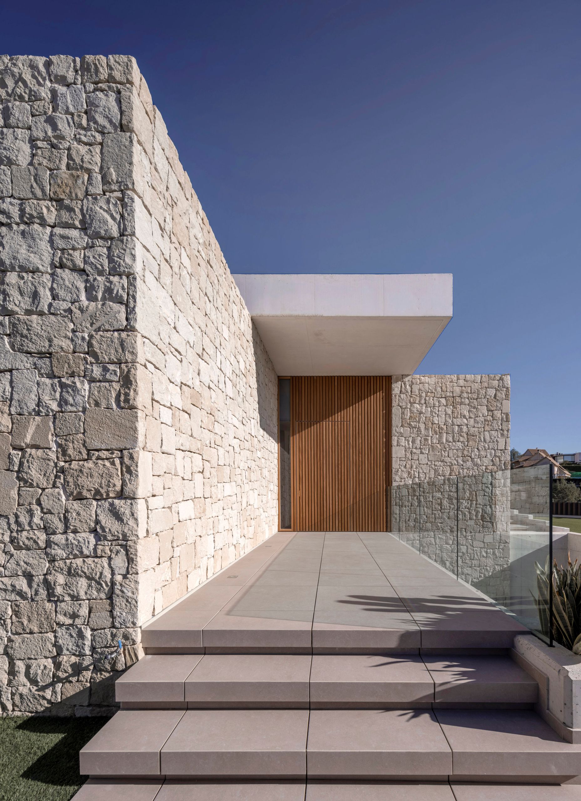 STONE HOUSE - Imagen 2