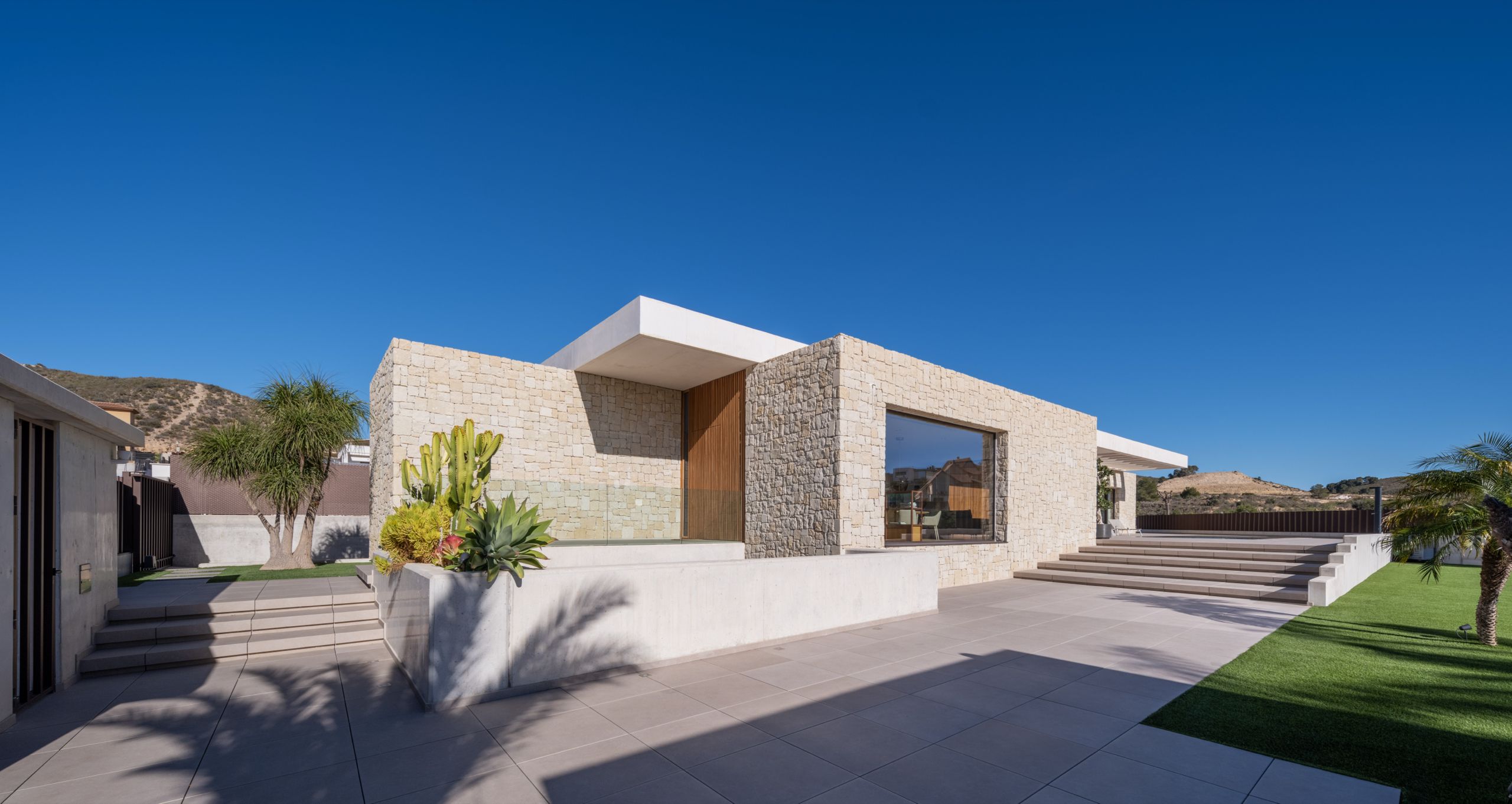 STONE HOUSE - Imagen 19
