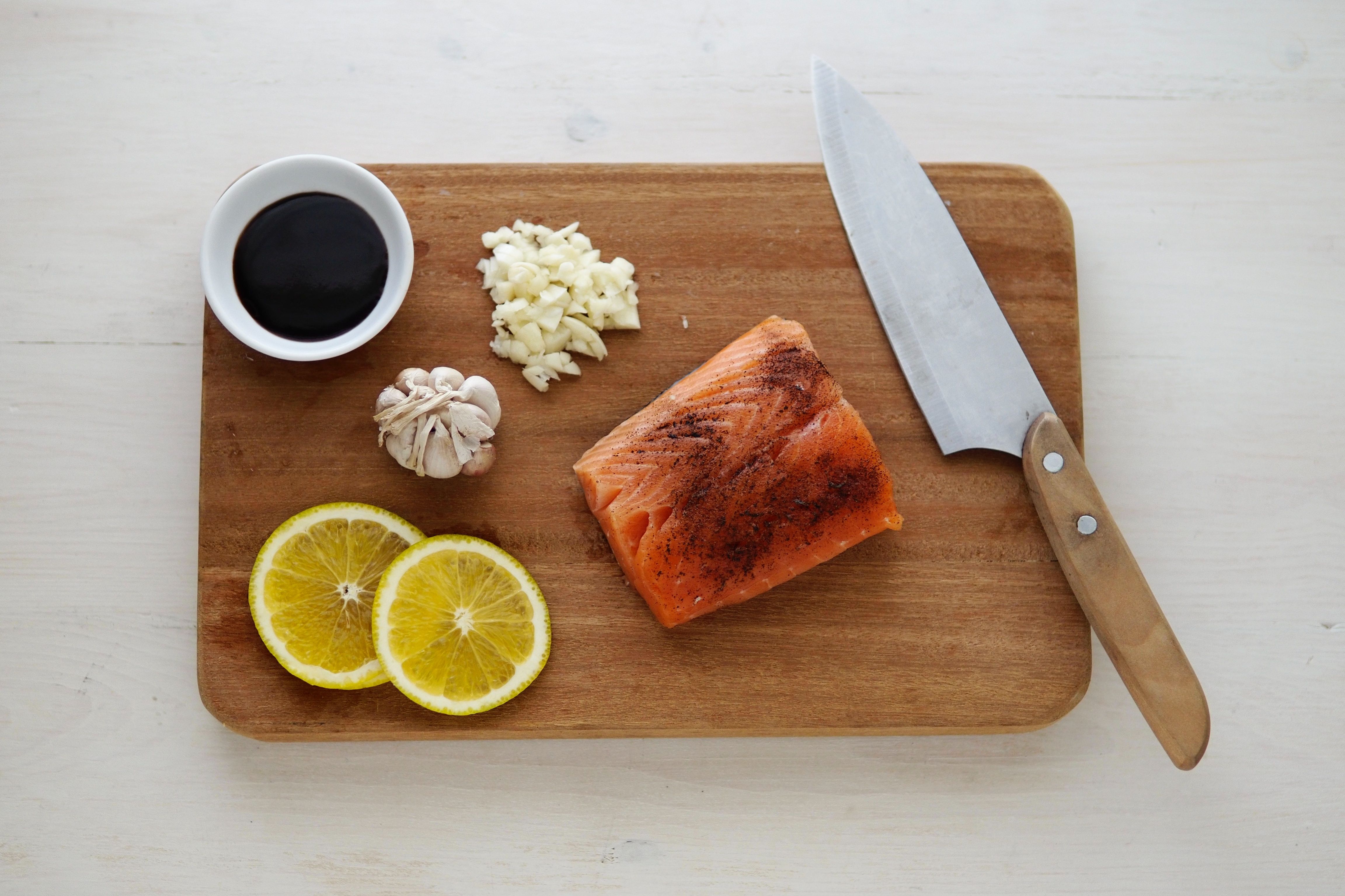 Baked salmon with lemon