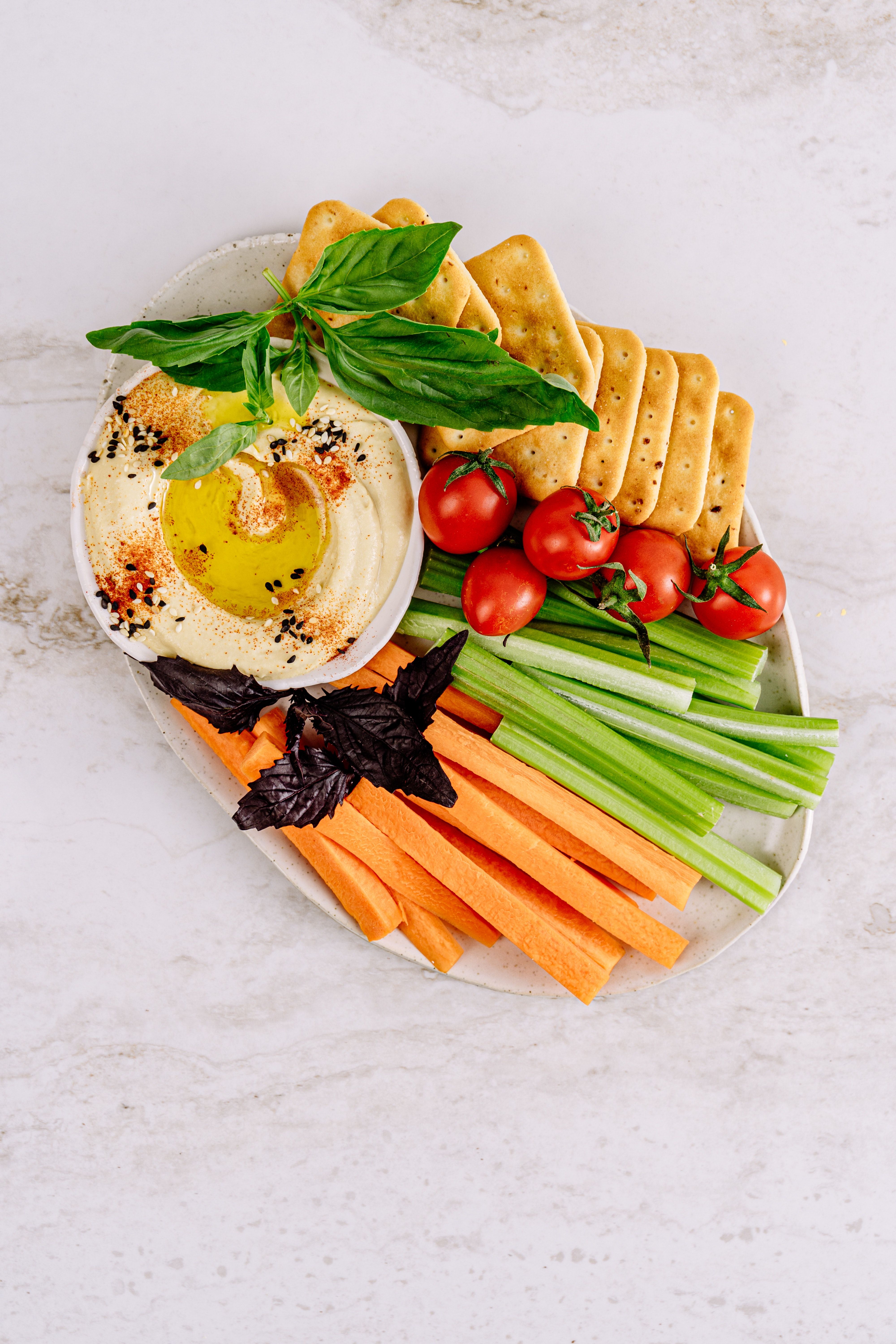 Humus with vegetable sticks