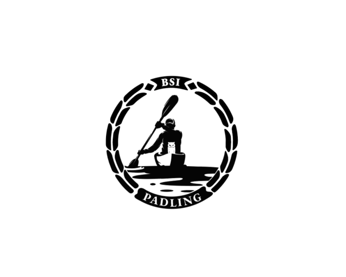 Svart-hvitt logo for BSI Padling som viser en person som padler kajakk sett bakfra, omgitt av en laurbærkrans med teksten «BSI» øverst og «Padling» nederst.