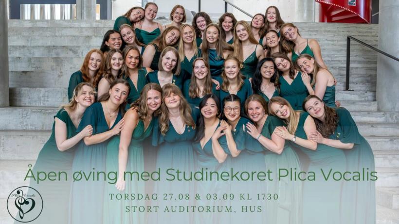 En stor gruppe smilende kormedlemmer i grønne kjoler poserer sammen på en trapp foran en plakattekst som inviterer til åpen øving med Studinekoret Plica Vocalis.