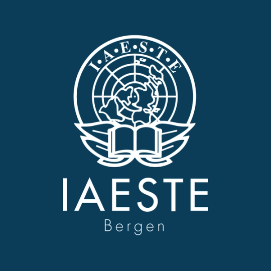 Logoen til IAESTE Bergen med en hvit illustrasjon av en globus og en åpen bok på mørk blå bakgrunn, og teksten «IAESTE Bergen» under symbolet.