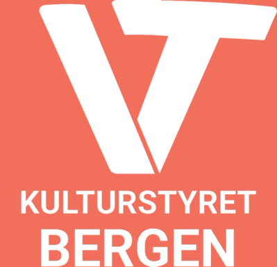 Hvit logo og teksten «Kulturstyret Bergen» på en korallrød bakgrunn.
