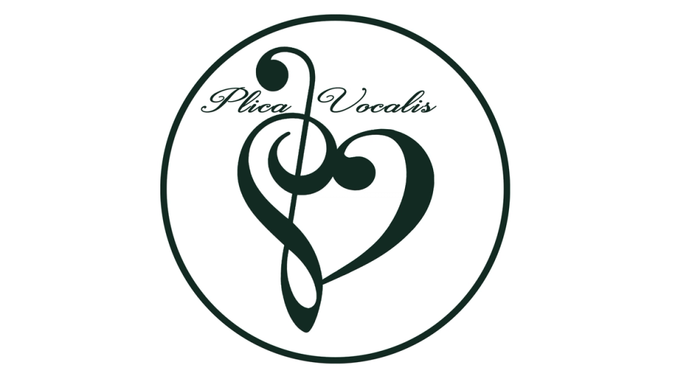 Logo med en stilisert fiolinnøkkel og bassnøkkel som danner et hjerte inni en sirkel, med teksten «Plica Vocalis» skrevet i elegant skrift øverst.