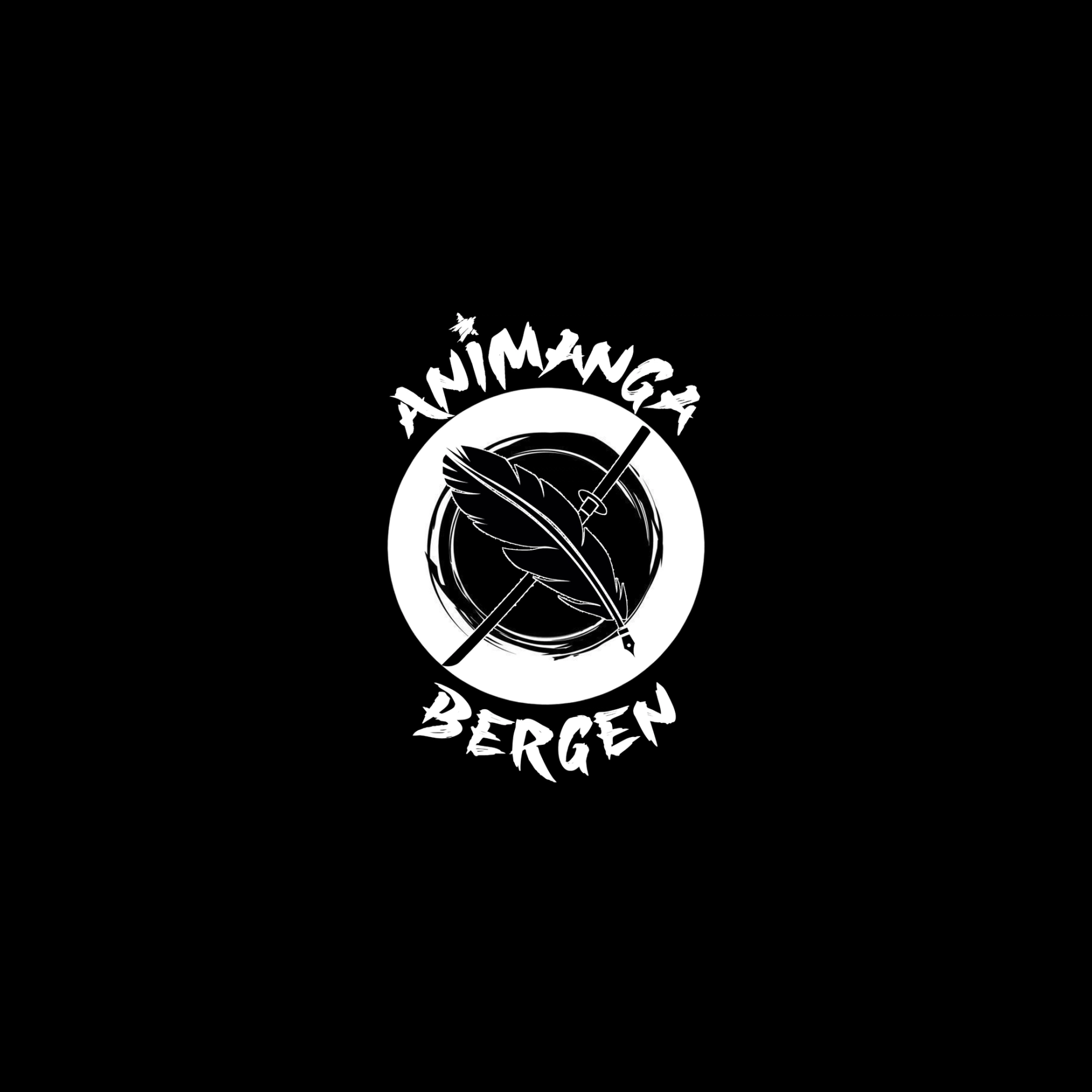 Logo for Animanga Bergen med en hvit fjær og et sverd krysset foran en sirkel på svart bakgrunn, med teksten «Animanga» øverst og «Bergen» nederst i en røff, håndtegnet stil.