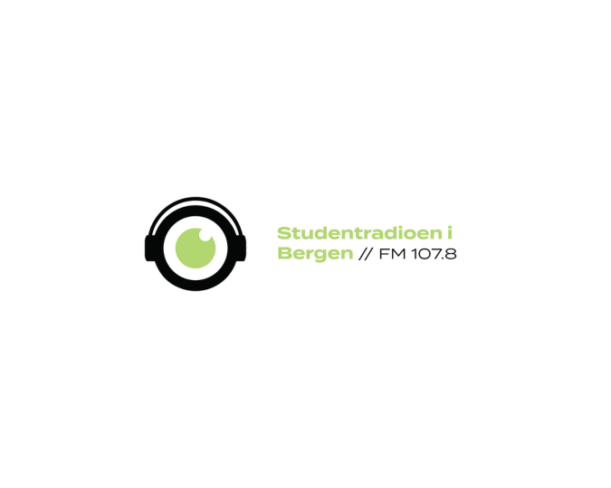 Logo for Studentradioen i Bergen med et grønt sirkelmotiv inni et svart hodetelefon-ikon til venstre og teksten «Studentradioen i Bergen // FM 107.8» i grønt og svart til høyre.