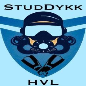 Grafisk logo med en dykker iført dykkermaske og pusteregulator, over kryssede svømmeføtter, med teksten «STUDDYKK» øverst og «HVL» nederst.