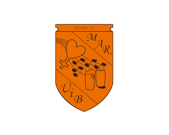 Oransje våpenskjold med et hjerte kombinert med kvinnesymbol, noter på noterader, to ølglass og teksten «MCMXCVI», «MAR» og «ViB» i svart.