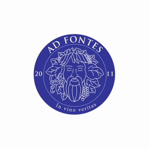 Rund blå logo med en stilisert vin-gud med skjegg og vinblader, og teksten «AD FONTES» øverst og «In vino veritas» nederst, samt årstallet 2011 på sidene.