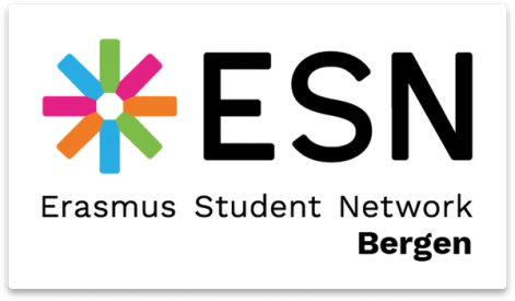 Logo for Erasmus Student Network (ESN) Bergen, med en fargerik stjerneform til venstre og teksten «ESN Erasmus Student Network Bergen» til høyre.