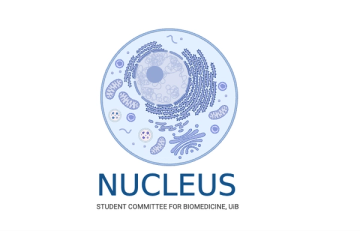 Logoen til Nucleus, studentkomiteen for biomedisin ved UiB, med en stilisert illustrasjon av en celle over navnet.