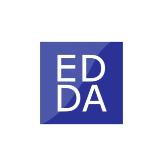 Logo for European Dialogue and Democracy Association, med forkortelsen EDDA i hvite bokstaver på en blå firkant til venstre og organisasjonens fulle navn skrevet i blå tekst til høyre.