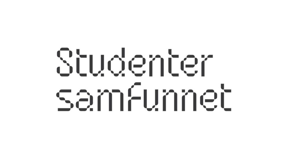 Logoen «Studenter Samfunnet» skrevet med mørkegrå, stiliserte bokstaver på hvit bakgrunn.