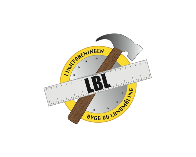 Logo for linjeforeningen LBL med en hammer og en linjal foran en rund gul og grå bakgrunn, og teksten «Linjeforeningen Bygg og Landmåling» rundt kanten.