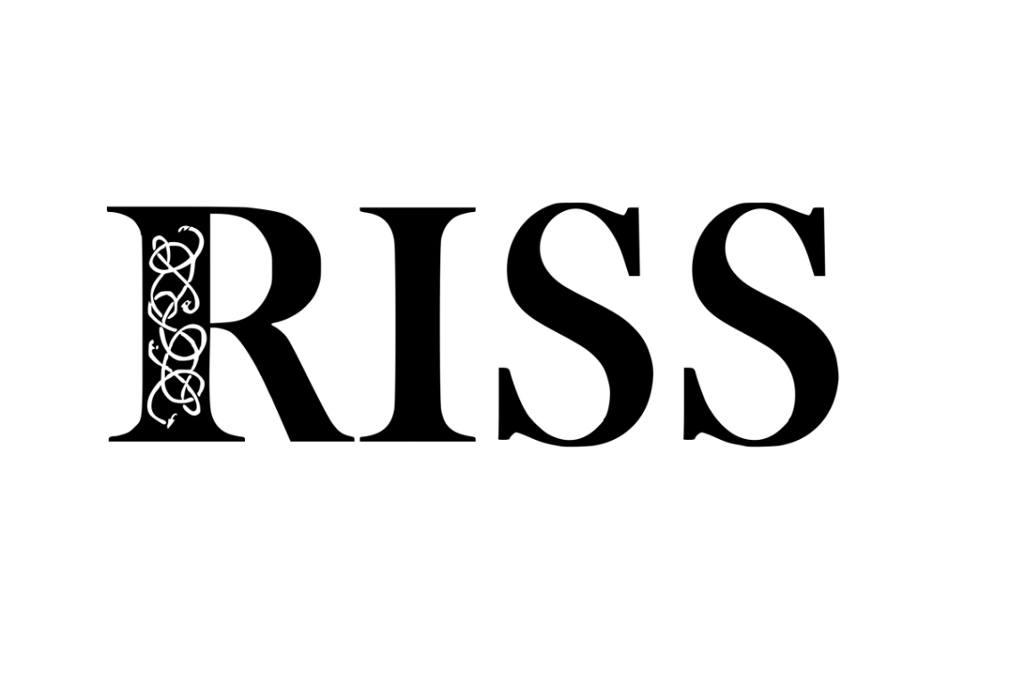 Logo med ordet «RISS» i store, svarte serifbokstaver, der bokstaven R har en dekorativ, hvit ornamentikk inni stammen.