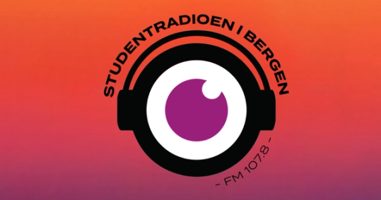 Logoen til Studentradioen i Bergen med et stilisert øye i lilla og hvitt inni et svart hodetelefon-ikon, på en bakgrunn i oransje og rosa gradient med teksten «STUDENTRADIOEN I BERGEN – FM 107,8».