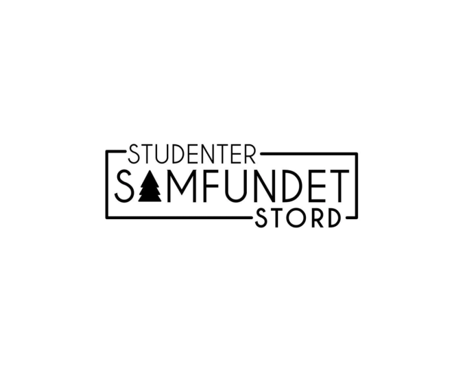 Logo for Studentersamfundet Stord i svart-hvitt, med teksten «STUDENTER SAMFUNDET STORD» der bokstaven A er erstattet av et stilisert grantre.